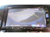 バックカメラの画像です。ガイドラインがスムースな車庫入れをサポートいたします。車庫入れの安心感がアップしますね。