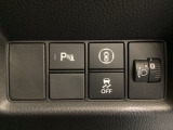ハンドルの右側にはヘッドライトレベライザーとHondaセンシング用のメインスイッチがついています。ヘッドライトレベライザーは道路状況や積荷の加重に応じてライトの高さを調節できます。