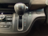 CVT車のセレクトレバーです。低速から高速まで、変速ショックのないスムーズな走りを実現するとともに、エンジン効率のよい領域を維持することで燃費にも貢献します。