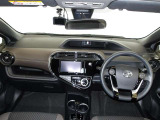 シンプルな運転席周りですね。乗っていて落ち着けるデザインです。運転視界も広々!