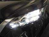 夜間走行の様々な局面に向けて、LEDヘッドランプで視認性をしっかり確保☆ハロゲンヘッドランプのおおよそ2倍の光量で、広範囲に明るくドライバーをサポートしてくれます。
