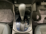 CVT車のセレクトレバーです。低速から高速まで、変速ショックのないスムーズな走りを実現するとともに、エンジン効率のよい領域を維持することで燃費にも貢献します。