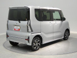 【左後斜め】 後方斜めからのビューです。リアゲートの開口部が広く、荷物の積み下ろしもスムーズ。趣味や日常の買い物など、幅広いシーンで高い利便性を発揮します。