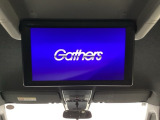 天井にリア席モニターが付いています。ナビゲーションで再生しているDVD等の映像を、後部座席の方にご覧いただくことができます。お子様にも大人気です。