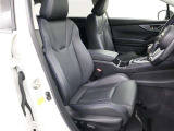 まるで自宅に居るようにリラックスできる運転席です。外の喧騒を忘れさせてくれますね。見やすいメーターと操作しやすいスイッチ類もいいですね.