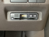 ハンドルの右下にETCがついています。高速道路の料金所の通過も楽々です!。 カードの取り出しもしやすい場所についています。