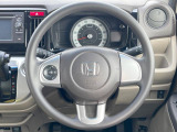 インテリアに合わせたデザインのステアリングは、運転される方のことも考え、運転しやすい形状、大きさです。是非一度、実際に触ってお確かめください。