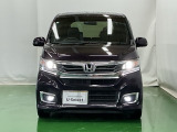 ディスチャージヘッドライト【HID】を装備していますのでとても明るく、夜間の走行や雨の日も安全・安心です。オートライトコントロール付きで周囲の明るさに応じて自動で点灯・消灯します。