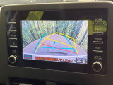 【バックカメラ】駐車時に後方がリアルタイム映像で確認できます。大型商業施設や立体駐車場での駐車時や、夜間のバック時に大活躍!運転スキルに関わらず、今や必須となった装備のひとつです!
