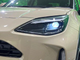 【LEDヘッドライト】悪天候や夜間走行時も良好な視界を確保し安心して運転できる高輝度LEDヘッドライトを装備!点灯速度が早く、消費電力も抑えられています。