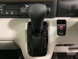 CVT車のセレクトレバーです。低速から高速まで、変速ショックのないスムーズな走りと、エンジン効率のよい領域を維持して燃費にも貢献します。サイドブレーキはスイッチ操作の電子制御パーキングブレーキです。