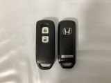 スマートキーを装備しています。鍵を差し込むことなくドアロックの開け閉めと、スタートボタン操作でのエンジンスタートができます。スペアキーも同じものを用意しております。