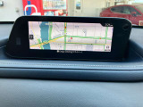お手元のスマートフォンと接続して頂く事で使用可能な「Apple CarPlay/Android Auto」電話の応答は勿論、メッセージの受信やLINE、音楽接続からナビアプリの使用まで幅広く活躍致します。