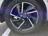 アルミホイールです。足元が引き立つので、車全体のイメージがアップしますよ