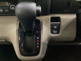 CVT車のセレクトレバーです。低速から高速まで、変速ショックのないスムーズな走りと、エンジン効率のよい領域を維持して燃費にも貢献します。サイドブレーキはスイッチ操作の電子制御パーキングブレーキです。