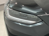LEDヘッドライトは、点灯の瞬間から最大光量を発揮し、突然暗くなるトンネルなどでの安定感を高めます。