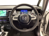 運転にかかわる様々な操作を安全に行えるように視点移動が少なく操作性に配慮されたスイッチ類が凝縮されたコクピットです。