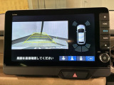 リバースギアに入れるだけで後方の表示へ切り替わります。夜間や雨の日の駐車も楽になりますよ。
