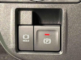 指先だけで簡単に操作が可能な電動パーキングブレーキを採用。「HOLD」スイッチを押すと、渋滞や信号待ちなどでブレーキペダルから足を離しても、ブレーキを保持するので安心です