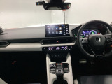 ドライバーを中心に自然に手が届く位置にATセレクトスイッチやエアコン、様々な操作スイッチなどを配置、操作性に優れています