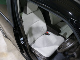 程よい硬さとホールド性が高いシートで長時間運転も快適です。