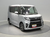 【左前斜め】 【冬道の安心感】4WDならではの頼もしさを感じさせつつ、街乗りにも馴染む上品なカラー。足元まで輝きを放つよう、細部まで丁寧に清掃を行っております。