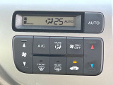 【オートエアコン】一度お好みの温度に設定すれば、車内の温度を検知し風量や温度を自動で調整。暑い&hellip;寒い&hellip;と何度もスイッチ操作をする必要はありません。快適な車内空間には必須の機能ですね♪