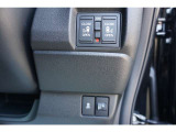 両側電動スライドドア付。通常のドアに比べて、車のボディーに対し平行に開閉し、開けてもスペースを取りません。出入り口が大きいドアはお子様のいるご家庭はもちろん、混んだ駐車場でも大活躍です!
