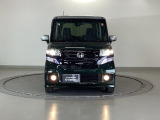 【HID】ディスチャージヘッドライトが装備されています。夜間走行時や雨の日に明るく安全に前方を照らすことが出来ます。対向車からも見えやすいので相手に接近を知らせることも出来ます。