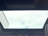 ●サンルーフ:開放感たっぷりの希少装備、サンルーフが装着されています!車内に明かりを取り入れたり景色を楽しむ以外にも、車内の空気も簡単に換気できて快適です!