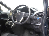 運転席の様子です。見通しの良いすっきりとした内装で運転しやすい空間となっております!