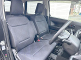 運転席まわりには十分なスペースがあり、大柄な方でもゆったり運転していただける環境です。