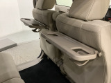 運転席・助手席の背もたれには、2列目シート用にカップホルダー付きの「格納式のシートバックテーブル」を装備しています。休憩時のちょっとした時間などカップを置いたり、小物置きに使えて便利です。