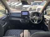 すっきりした運転席周りにはナビやエアコンの操作パネルを設置しておりますので、お一人での運転でもご安心できます。