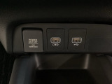 アクセサリーソケットはUSBのアダプターなどをつければ、スマホの充電にも使えます。横にはナビゲーション用の外部入力やスマートフォンなどの充電可能なUSB端子が1個づつついています。