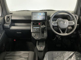 【インパネ】運転のしやすさを最優先に設計された見晴らしの良いフロントビュー。車両間隔が掴みやすく狭い道でも安心♪「安全」と「品質」を最優先に、安心してお乗りいただけるクルマを提供いたします。