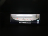■人気のフロントビューモニター装備。フロントグリルのカメラ映像をマルチファンクションディスプレイに表示。自車の前方の様子が確認可能です。見通しの悪い交差点や駐車・発進時などの前方確認をサポートします。