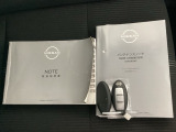 メンテナンスノート【点検整備記録簿・保証書】、取説も揃っています。スマートキーはバッグなどにしまったままボタン操作でエンジンの始動・停止ができて大変便利です。