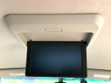 【フリップダウンモニター】大画面モニターで後席でもエンタメをお楽しみいただけます。小さなお子様にも大人気の装備です♪