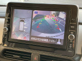 上から見下ろしているような視点で周囲が確認できるアラウンドビューモニターです。上から見下らしているような映像によって縦列駐車もラクラク、駐車が苦手な人の強い味方です!