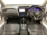 車内は光触媒抗菌消臭施工済です。スタイリッシュなデザインでスポーティなインパネ周りを演出します。グローブボックスやカップホルダーのほかにトレーなどたくさんの収納スペースが付いています。