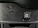 アクセサリーソケットはUSBのアダプターなどをつければ、スマホの充電にも使えます。周辺には物が置けるボックスがついています。