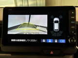 リバースギアに入れるだけで後方の表示へ切り替わります。夜間や雨の日の駐車も楽になりますよ。
