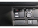 【左電動スライドドア】力を入れずにラクラクドア開閉♪左側電動スライドドア装備車両◎右側スライドドアは手動開閉です。狭い駐車場での乗り降りもラクラク♪挟み込み防止機構装備でお子様の乗り降りも安心◎