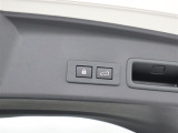 <電動バックゲート>スイッチ操作により電動でバックドアが開閉する機能です。 傘をさしていたり、荷物を持っていたり、子供を抱いているなど手がふさがっている際のバックドアの開け閉めが便利になります。
