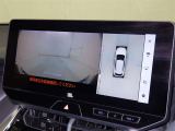 パノラミックビューモニターシステムが付いているので車の上から見た映像が確認できますよ。 一目で車両周辺の情報を確認できますが、直接安全をご確認下さい。
