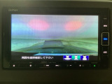 【バックカメラ】運転が苦手な方も車庫入れラクラクです!ギアをリバースに入れれば自動的に切り換わりますので、面倒な操作は不要です♪狭い駐車場もお車を傷つけず安心ですね!
