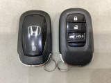 スマートキーを装備しています。鍵を差し込むことなくドアロックの開け閉めと、スタートボタン操作でのエンジンスタートができます。ボタン操作でトランクが開けられる電動テールゲートのボタンもついています。