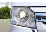 丸い目のようなデザインのLEDヘッドライト。明るく省電力です。