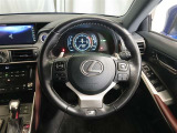 ステアリングには運転中でも簡単に操作できる各種スイッチついてます